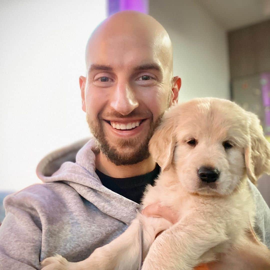 サイモンとマルティナのインスタグラム：「🤩 What an incredibly cute face!  Fudgy’s ok too I guess lol 🐶 This pic is a couple months old but I forgot to share it. He was so small back then!!」