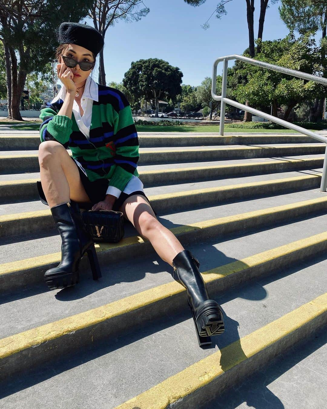 クリッセル・リムさんのインスタグラム写真 - (クリッセル・リムInstagram)「I took the kids to the park and this is what I wore.... a full @versace look! Not sure why people were just wearing sweats and sneakers...mean c’mon guys.. it’s fashion month!! 💁🏻‍♀️😝  ⠀ My thoughts and review on the show coming soon! ⠀ ⠀ #versace #versacess21 #versacepolis #fashionweekathome」9月29日 0時37分 - chrisellelim