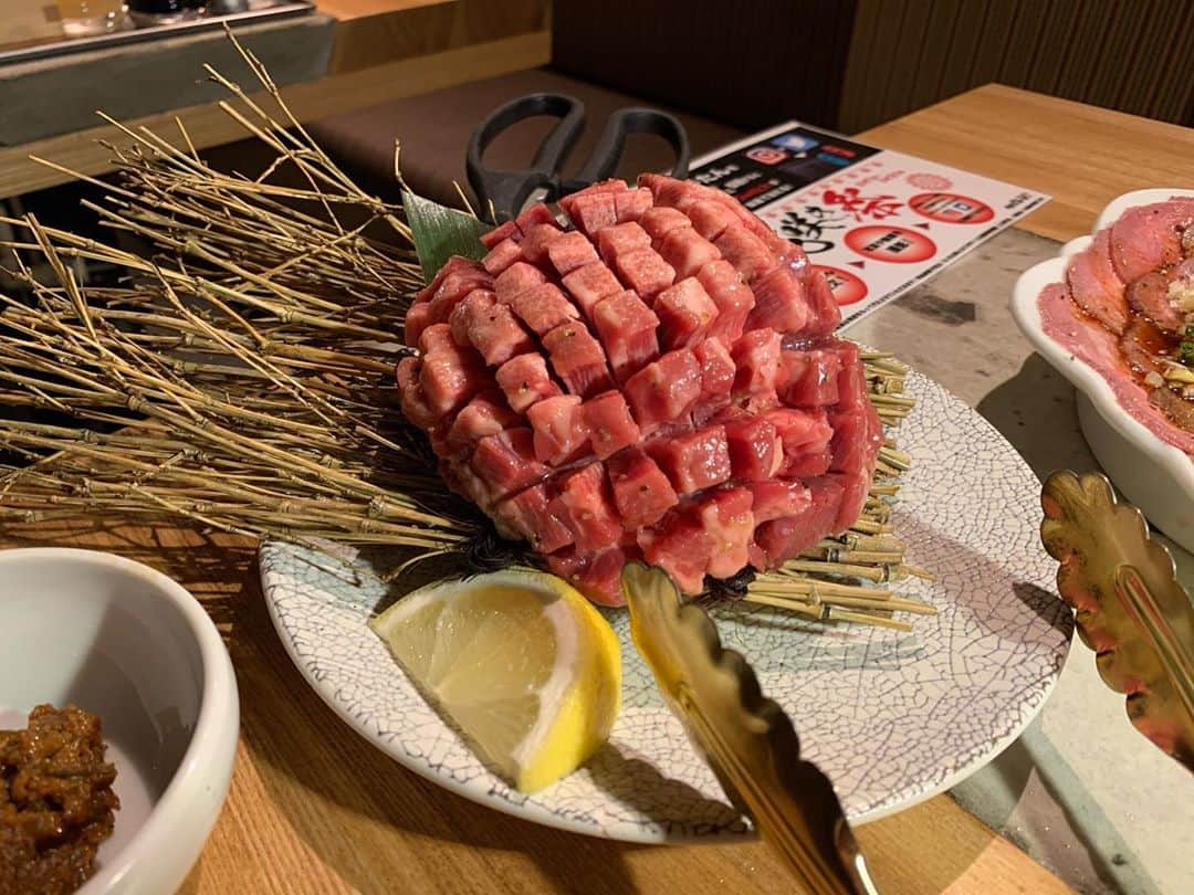 のインスタグラム：「・ ・ マンゴーカットの牛タン🐮💕 ・ この牛タンはたんもととたんさき両方食べれて 店員さんが綺麗に焼いてわけてくれました🐮💓 ・ たんユッケも初めてたべたけどすんごいおいしくて ネギ塩たんはネギ包みながら焼いた👏✨ ・ 店員さんがライト使うと綺麗に写真とれますよーって教えてくれたヨ🥰 ・ ・ 食べ放題の料金でおなかいーっぱいおいしいお肉食べれることを学んだから 今後は普通にお肉焼きに行こうと思う🥩🥩🥩 ・ ・ くるみは牛タンとハラミがすち！ ・ ・ #花咲牛タン #花咲き牛タン #牛タン #マンゴー #マンゴーカット #ユッケ #たんユッケ #人形町 #焼肉はっぴぃ #焼肉はっぴぃ人形町店 #ネギ塩タン #焼肉 #ハラミ #東京グルメ #人形町グルメ #人形町ディナー #飯テロ #followme」