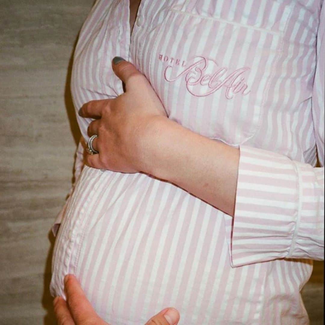 ソフィー・ターナーさんのインスタグラム写真 - (ソフィー・ターナーInstagram)「@sophiet posted a bunch of her pregnancy photos yesterday! Beautiful! ICYMI: Sophie had her baby in July, and her name is Willa. ❤️」9月29日 0時47分 - sophieturner