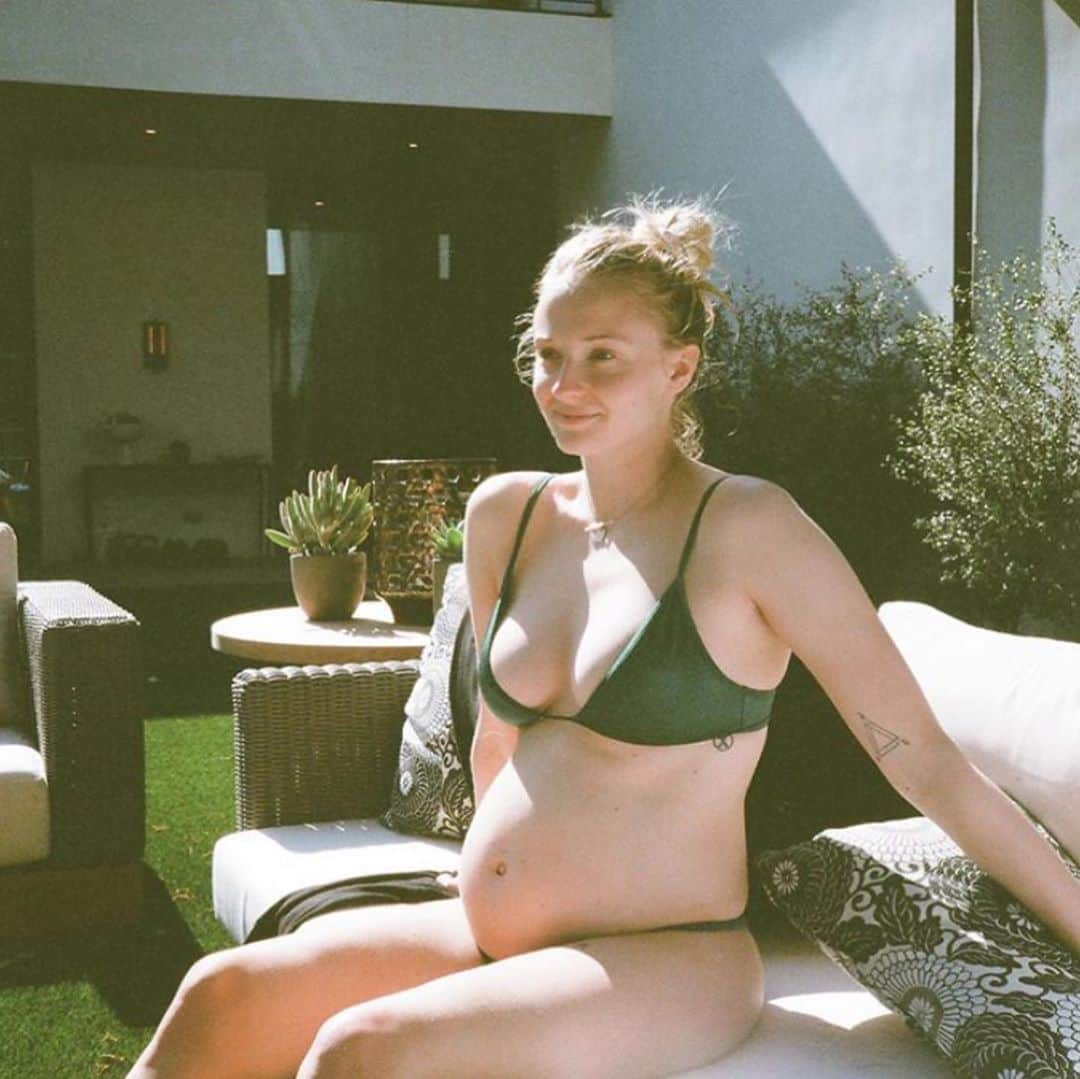 ソフィー・ターナーのインスタグラム：「@sophiet posted a bunch of her pregnancy photos yesterday! Beautiful! ICYMI: Sophie had her baby in July, and her name is Willa. ❤️」