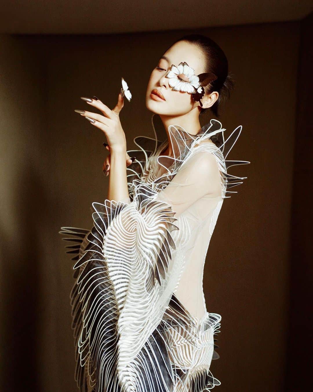 Iris Van Herpeさんのインスタグラム写真 - (Iris Van HerpeInstagram)「Deific @Elaine_ZhongChuxi and @Xin_Zhilei entwined in the Nautiloid and Labyrinthine kimono dresses for Harper's Bazaar China, lensed by @Kikikixue ~  Styling: @Is_ReneeYam Collaborating Artist: @SheleeArt  #irisvanherpen #couture #sensoryseas #harpersbazaar」9月29日 0時45分 - irisvanherpen