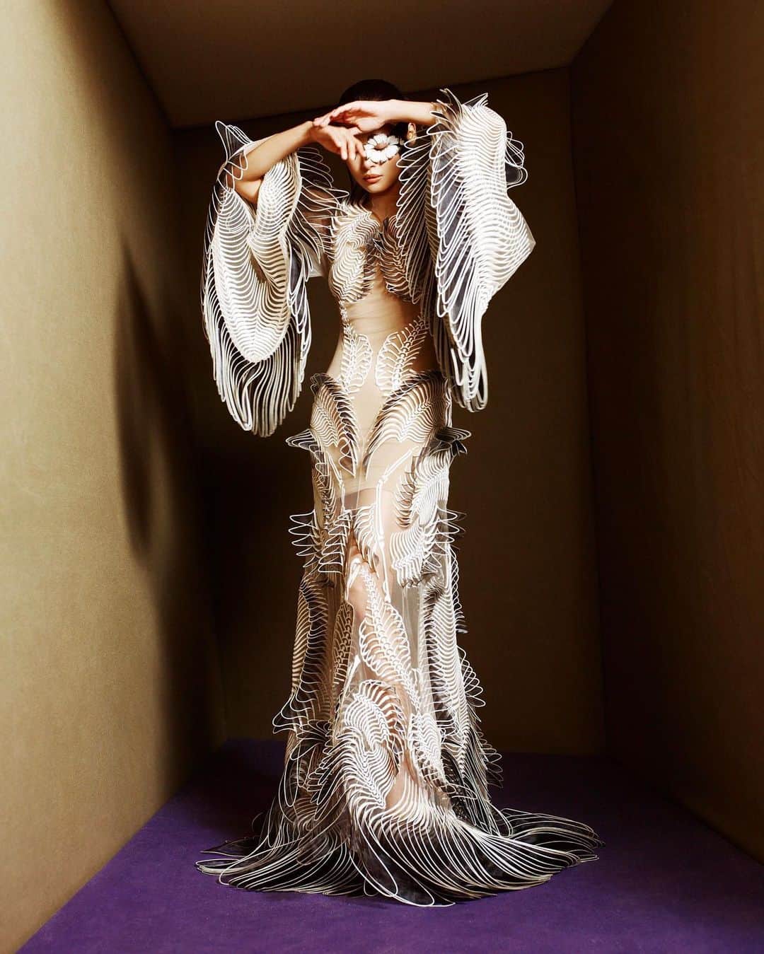 Iris Van Herpeさんのインスタグラム写真 - (Iris Van HerpeInstagram)「Deific @Elaine_ZhongChuxi and @Xin_Zhilei entwined in the Nautiloid and Labyrinthine kimono dresses for Harper's Bazaar China, lensed by @Kikikixue ~  Styling: @Is_ReneeYam Collaborating Artist: @SheleeArt  #irisvanherpen #couture #sensoryseas #harpersbazaar」9月29日 0時45分 - irisvanherpen