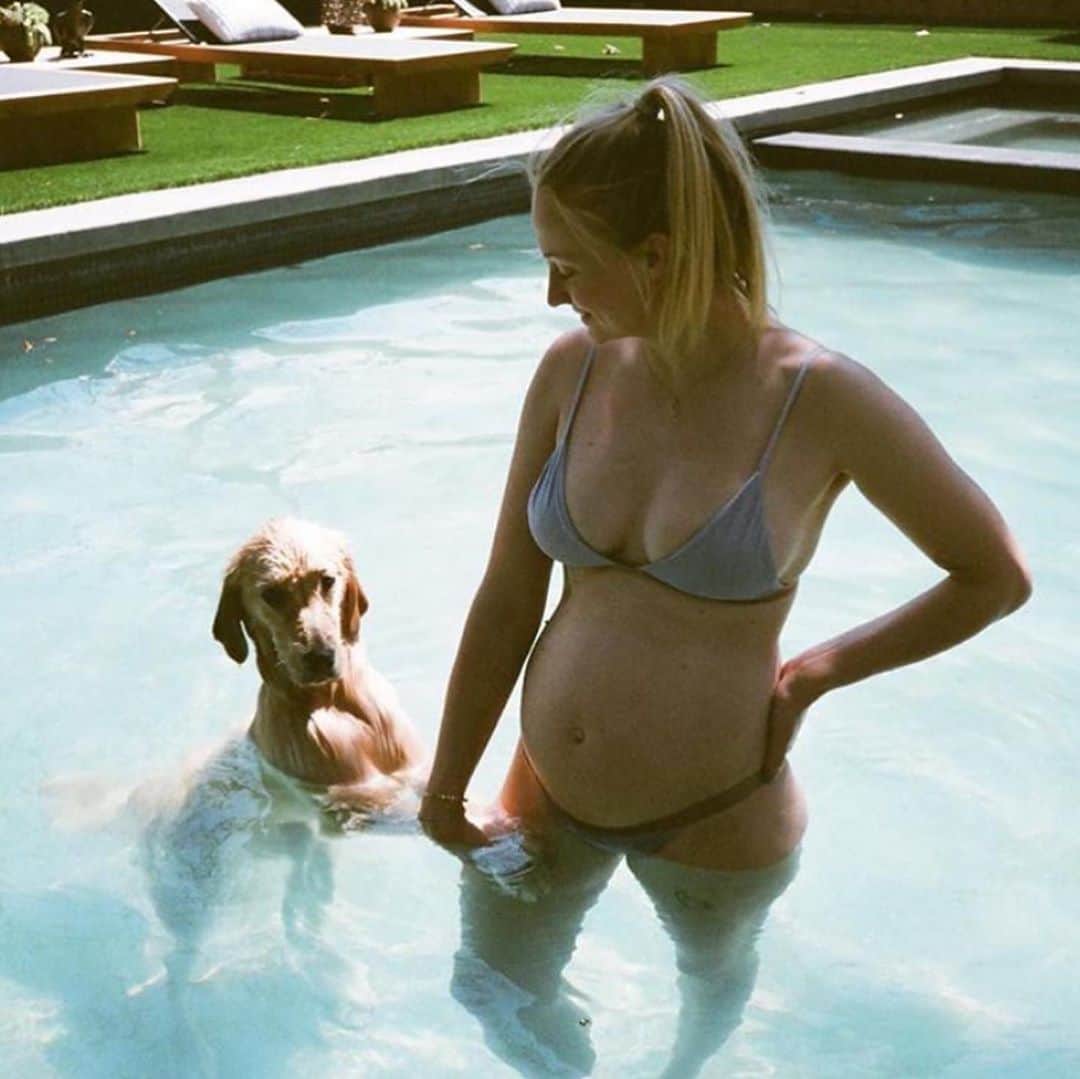 Nylon Magazineさんのインスタグラム写真 - (Nylon MagazineInstagram)「Happy Monday, we’re just over here admiring @sophiet’s pregnancy glow [RG: Sophie Turner]」9月29日 0時52分 - nylonmag