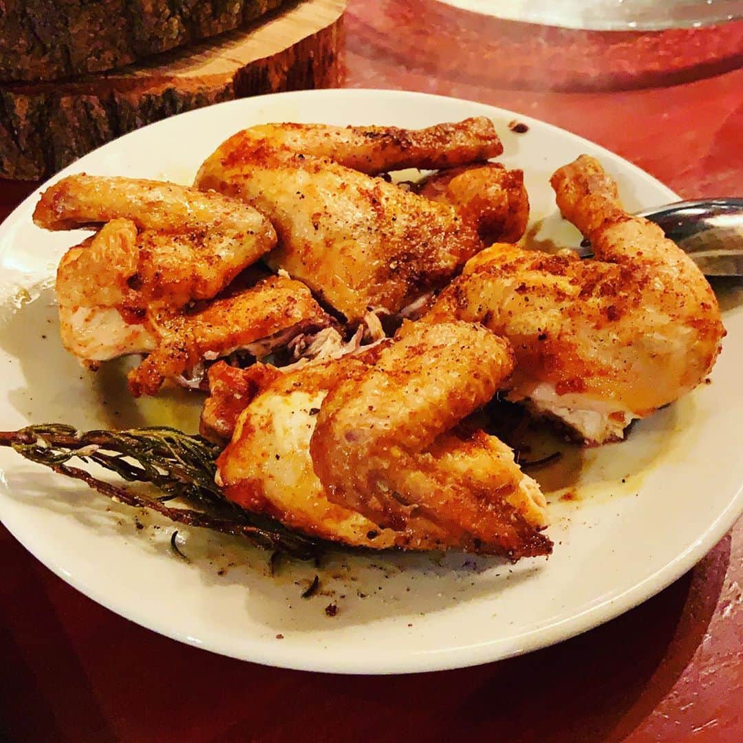 志摩有子さんのインスタグラム写真 - (志摩有子Instagram)「今月のオルランド。三浦の野菜もすっかり秋。メインは久しぶりに鶏肉を。プーサンの小悪魔風は骨付きを丸ごと香ばしく焼き上げたイタリア版焼き鳥。パスタはサザエのラグー。肝のほろ苦さが爽やか。  #オルランド #今回こそジオタグ合ってる？」9月29日 1時04分 - ariko418