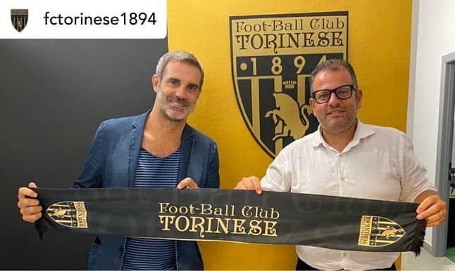 ステファノ・ソレンティーノのインスタグラム：「🔥🔥🔥Posted @withregram • @fctorinese1894 Il Football Club Torinese è lieto di comunicare l'ingaggio di Stefano Sorrentino, che è quindi da oggi un nuovo giocatore oronero.  Dopo la breve ed iniziale esperienza come direttore tecnico, Stefano ha deciso infatti di voler tornare in campo e sposare la causa oronera, stavolta nelle vesti di attaccante.  Felicissimo il Presidente, Sante Squillace: " Non vi è dubbio che Stefano sia un valore aggiunto sotto l'aspetto umano, professionale e di esperienza. Il Football Club Torinese ha acquisito un campione che si è messo subito a disposizione sia dal punto di vista progettuale che tecnico, dal momento che ha accettato di scendere in campo con i colori oroneri. Vedere un campione come lui essere il primo a scendere in campo e l'ultimo a lasciare la struttura, mi da ulteriori stimoli per continuare sulla strada intrapresa".  Anche il Direttore Sportivo, Antonio Montanaro, ha contribuito in maniera determinante a questa operazione: " Avere un grande professionista come Stefano nella rosa della Prima squadra rappresenta un valore aggiunto per il Club. La sua presenza sarà importante sia dentro che fuori dal campo".  In merito al ruolo che avrà: "Portiere? No, è nella rosa degli attaccanti e sono certo che ci farà divertire. Lo scorso campionato ha già esordito e fatto anche gol con la maglia dei liguri del Cervo. Sono sicuro che quest'anno farà altrettanto bene".  Benvenuto Stefano!」