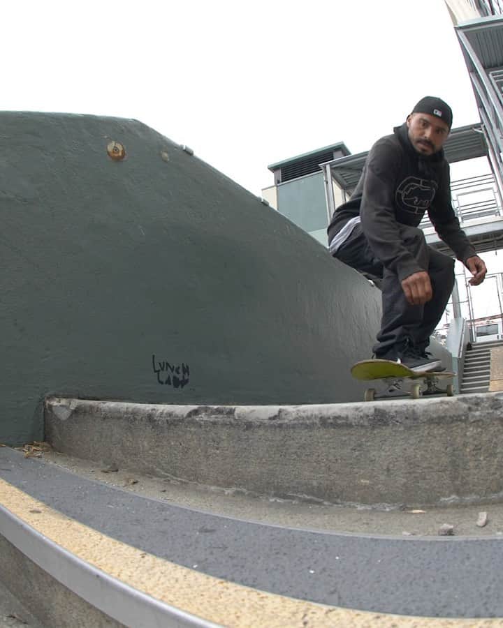 マニー・サンティアゴのインスタグラム：「Can’t wait to skate Clipper again 🙏🏽. 📽: @SpanishMikeTV   Font Shuv 50-50 🗣 @StompSessions for more videos! 💚」