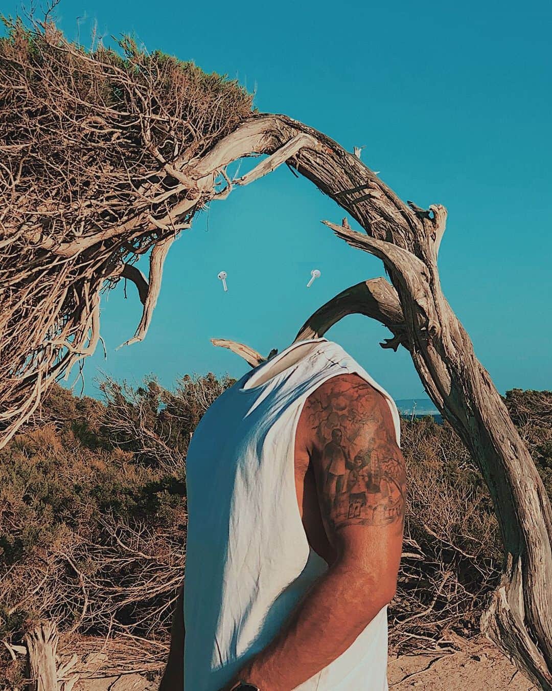 Giuseppe Pepeのインスタグラム：「#LoosingMyMind . ~ L I K E  A  T R E E  I N T O  M E  2/3 🌳 🌲🌴 . . [ad] Siamo alla fine di settembre il mese che fa da transizione tra l’abbronzatura e le foglie che cadono, quel mese che ti fa riflettere e ti fa pensare che manca sempre meno al Natale. ahh! Dicembre... non voglio pensarci ancora mi verrebbe impossibile, sopratutto da qui e con questo clima; preferisco immergermi invece tra le dune e i sentieri selvaggi di quest’isola e godermi il sole e la natura con una playlist d’ottima musica selezionata apposta per i weekend “Balearici” (come li chiamo io) con le mie cuffie #honormagicearbuds di @honor_italia che non devono assolutamente mancare al kit della domenica... e poi alla fine di tutto:  bagno e birra ghiacciata. Olé Olé Olé! Salute amici! 😋🍺 . #honor #honoritalia」