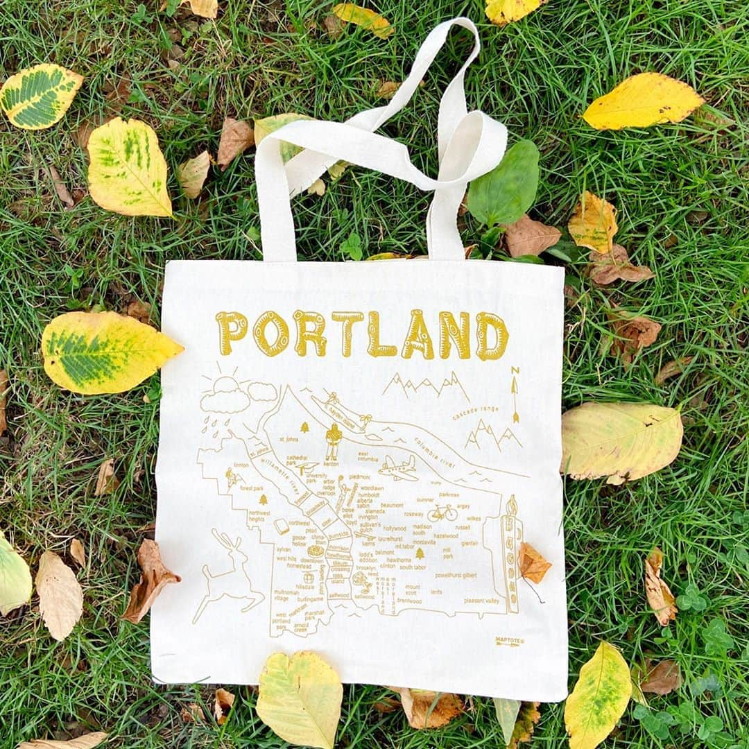 マップトートさんのインスタグラム写真 - (マップトートInstagram)「Who agrees that crunchy leaves are the best part of fall?!⁠ .⁠ .⁠ #Fall #Portland #PDX #PNW」9月29日 1時02分 - maptote