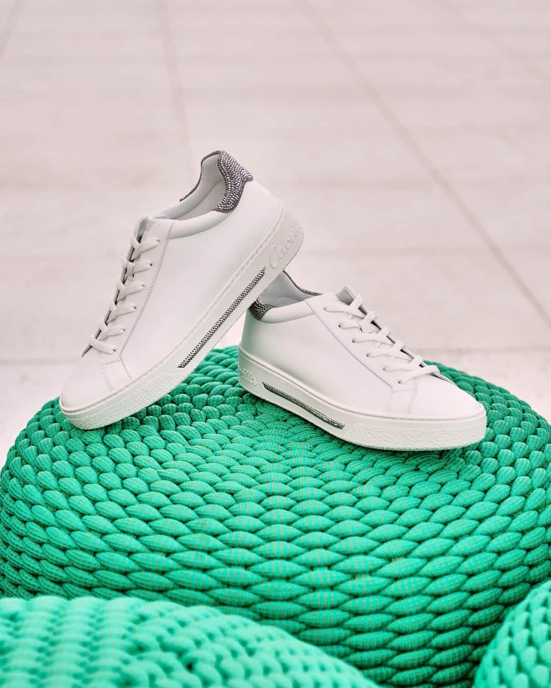 レネカオヴィラさんのインスタグラム写真 - (レネカオヴィラInstagram)「White sneaks sensation. Crafted in supple leather trimmed with tiny micro-rhinestones: #CaovillaSneaker Xtra is the ultimate wear-with-everything staple.  #RenéCaovilla #CaovillaDream」9月29日 1時00分 - renecaovilla