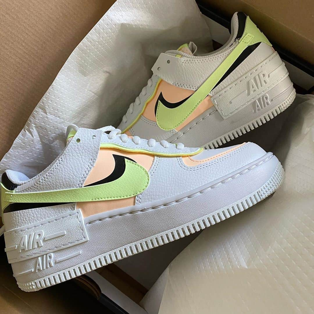 ASOSさんのインスタグラム写真 - (ASOSInstagram)「Something to brighten your day ⭐️ 📸 @janina.esr (she/her) 🔎 Nike Air Force 1 Shadow trainers in white pink and green (1678176)」9月29日 1時01分 - asos