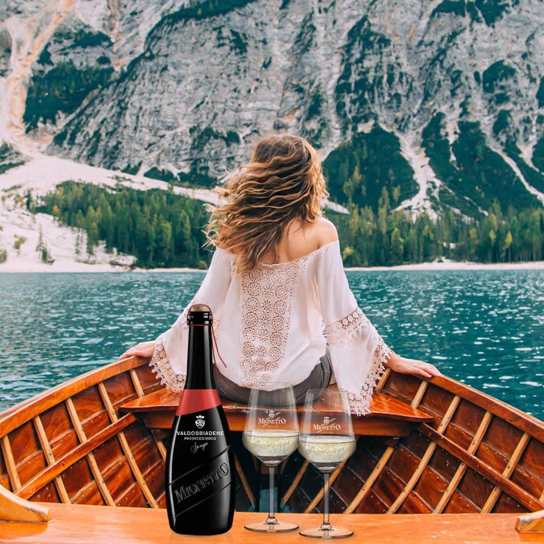 Mionetto Proseccoのインスタグラム：「Picnic al lago...sì ma in barca!⁣ #mionettoprosecco #mionettoinsieme⁣ ⁣ Acquista Valdobbiadene Prosecco DOCG Spago - Luxury Collection - sul nuovo e-shop Mionetto e ricevilo direttamente a casa 👉Link in Bio 🍾⁣ #mionettoprosecco #mionettoinsieme #mionettoeshop⁣ ⁣ Bevi Mionetto responsabilmente」