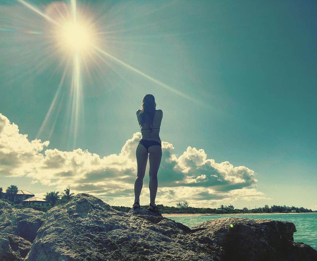 ブリアナ・エヴィガンのインスタグラム：「Few days in few more to go, I love how slow time goes on islands. Few shots I’m loving from the trip, some snails, jelly fish, sting rays, and lots of turtles. It’s pretty devastating so see the bleached dead coral reefs. I’m hoping that if one good thing can come from this world shut down we are living in, that it’s restoration of our beautiful planet. 💙 #carebearstare came to me in the sky. Points to all good things!」