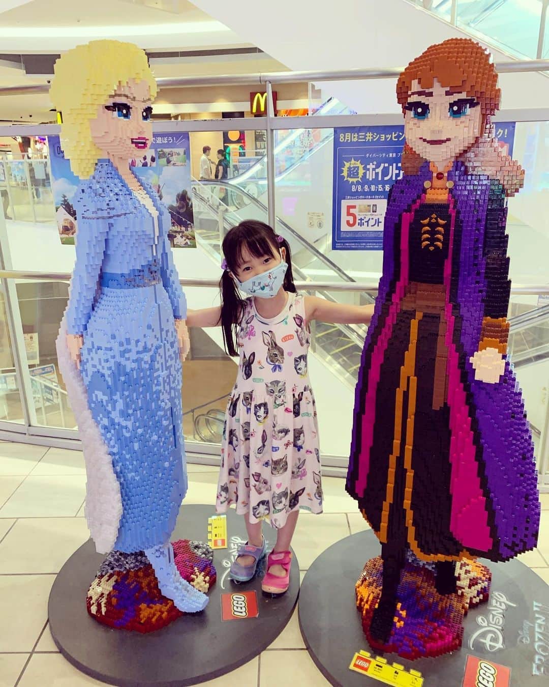 菊地由美のインスタグラム：「* だいすきな エルサ👸❄️ と アナ👸🍀 だいこーふんの めー子👸💜 . #LEGO#レゴ #めーちゃん4歳#yumiandmusume」