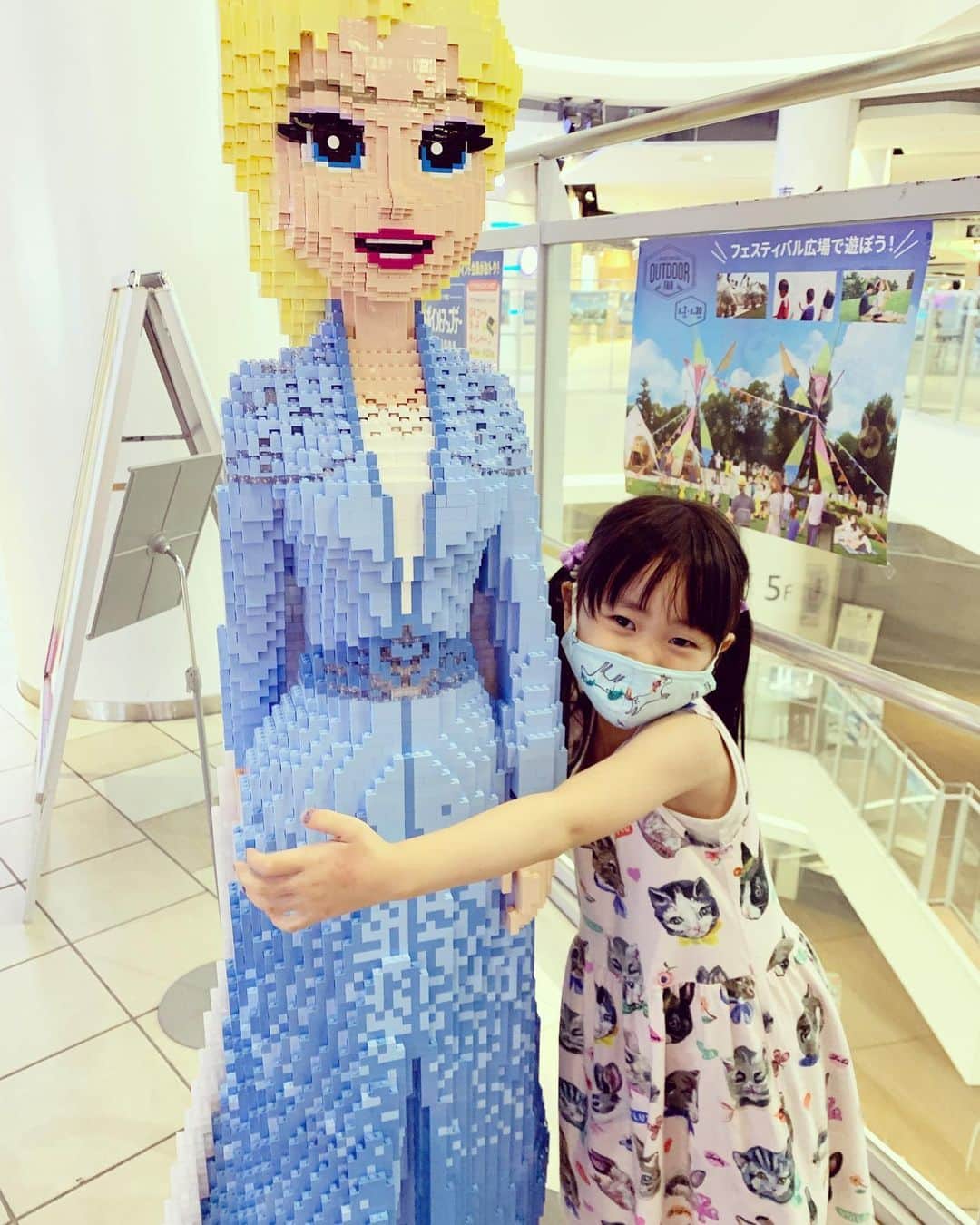 菊地由美さんのインスタグラム写真 - (菊地由美Instagram)「* だいすきな エルサ👸❄️ と アナ👸🍀 だいこーふんの めー子👸💜 . #LEGO#レゴ #めーちゃん4歳#yumiandmusume」9月29日 1時15分 - yumikikuchi