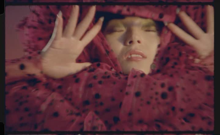 LOVE MAGAZINEのインスタグラム：「Starring @jujujuxiaowen, director @foxnhound and stylist @lisajarvis_stylist reveal the untold side of a fashion editorial. Watch the full film on thelovemagazine.co.uk now 📺   Director @foxnhound  Fashion editor @lisajarvis_stylist Creative production @harriet.verney @meemeewhite @isabellaboreman  On set production @jennypio  Make-up @francelledaly  Hair @mustafayanaz  Manicure @nailsbymei DOP @alexeyglebko  Casting @julialangecasting Market editor @little_aja  A huge thank you to @weareflyingobject」
