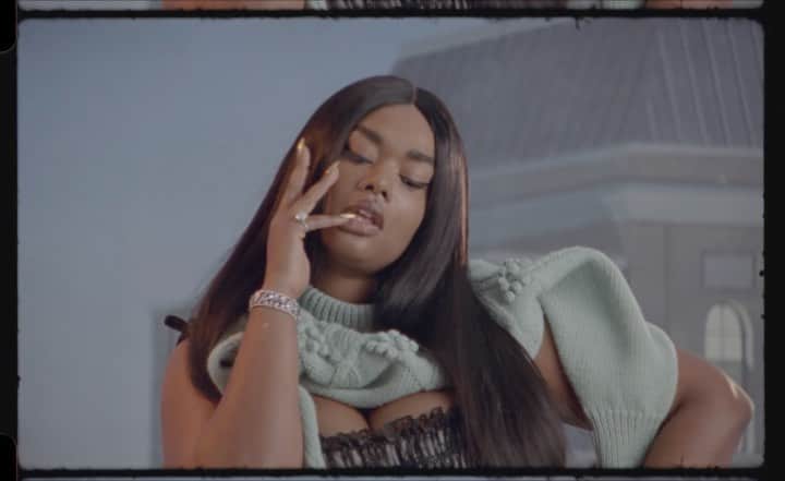 LOVE MAGAZINEのインスタグラム：「Starring @preciousleexoxo, director @foxnhound and stylist @lisajarvis_stylist reveal the untold side of a fashion editorial. Watch the full film on thelovemagazine.co.uk now 📺   Director @foxnhound  Fashion editor @lisajarvis_stylist Creative production @harriet.verney @meemeewhite @isabellaboreman  On set production @jen Make-up @francelledaly  Hair @mustafayanaz  Manicure @nailsbymei DOP @alexeyglebko  Casting @julialangecasting Market editor @little_aja  A huge thank you to @weareflyingobject」
