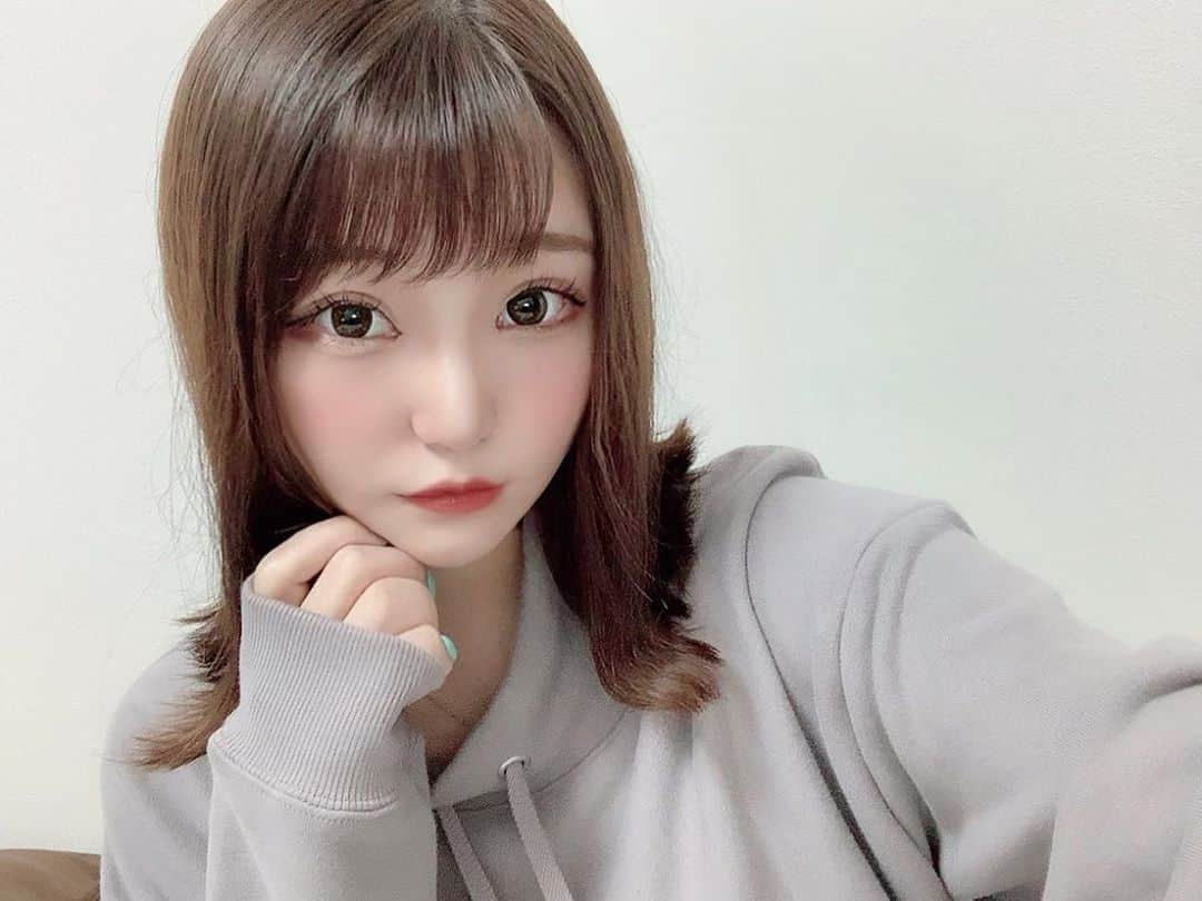 のインスタグラム：「. . . ネコ目すき？？ . . TGIF宛名付きチェキの販売が本日の11:59までです！ 今販売状況を事務所の人に聞いてるけどまだ返事こない😹 わかり次第また記載します🙇‍♀️🙇‍♀️ 沢山優しいメッセージありがとう。みんなだいすきだよ💜 がんばるね！ . .  #パーカー #パーカーコーデ  #パーカー女子#selfie #外巻きワンカール #外ハネ #自撮り #自撮り女子 #makeup #likeforlikes #followｍe #乃木坂46好きな人と繋がりたい #日向坂46好きな人と繋がりたい  #前髪 #韓国ファッション #韓国コスメ #l4l #きゅんです」