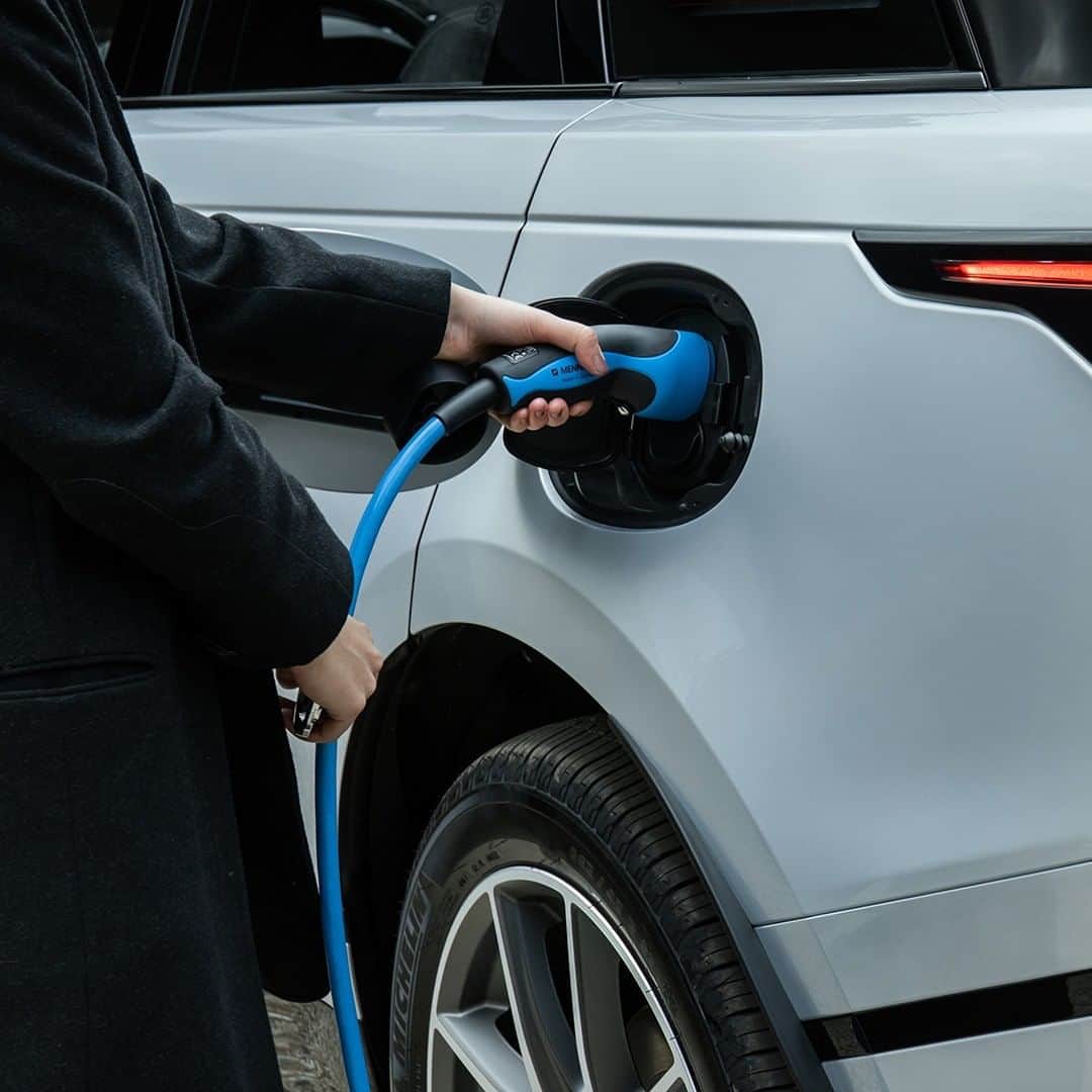 Land Roverさんのインスタグラム写真 - (Land RoverInstagram)「Efficient in every sense. The new #RangeRover #Velar Plug-in Hybrid offers rapid charging, so you spend less time plugged-in and more time on the road. Rapid DC charging ensures up to 80% charge in 30 minutes, or just 1 hour 40 minutes using a 7kW wallbox. Tap the link in our bio to explore the tech.  #PHEV #HybridElectricVehicle #HybridSUV #LuxurySUV #4x4 #Carsofinstagram #Technology #Design」9月29日 1時30分 - landrover