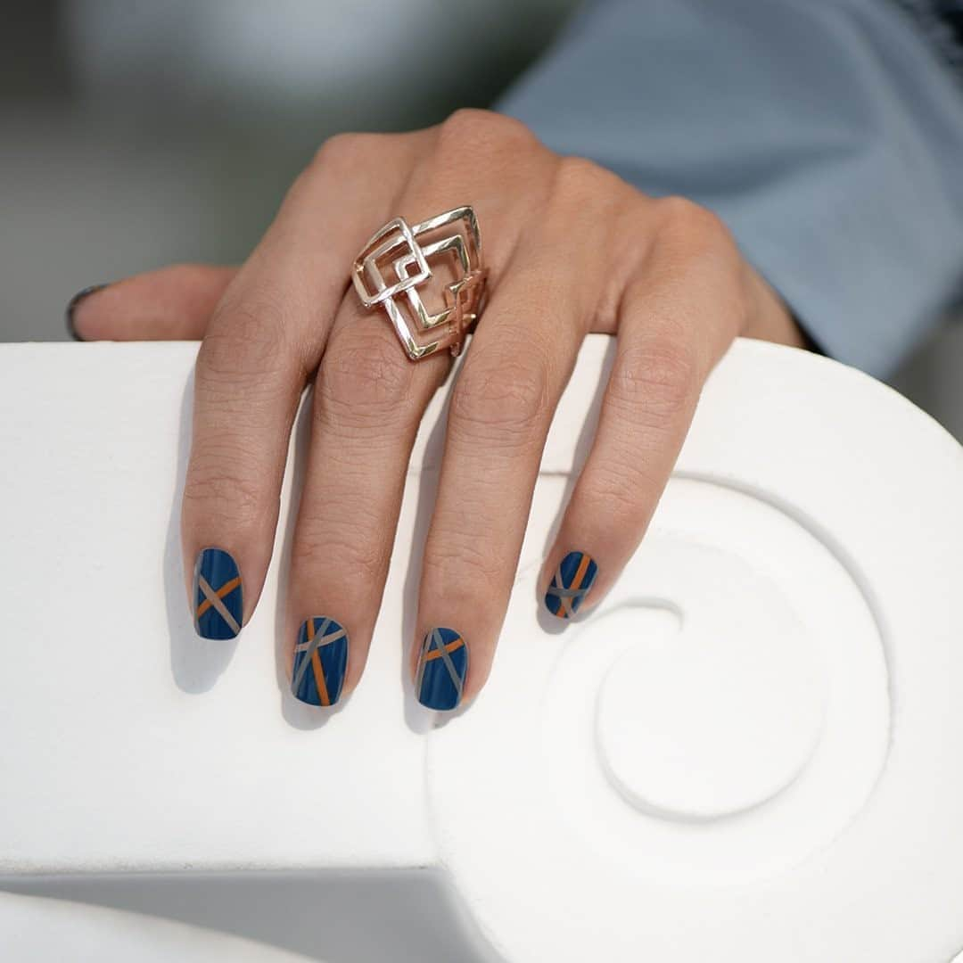 OPIさんのインスタグラム写真 - (OPIInstagram)「Duomo Days, Isola Nights, an #ElectricBlue polish, is the perfect backdrop for rose gold, gray and copper lines done with a nail art brush. Try #FineLines inspired by #OPIMuseOfMilan.   #ColorIsTheAnswer #BlueNails #Fall2020Fashion #NailTrends #ModernNails #FallMani #FallNails #Fall2020Style #NailInspo #BlueMani #NailArtInspo #TrendyNails #BoldNails」9月29日 1時30分 - opi