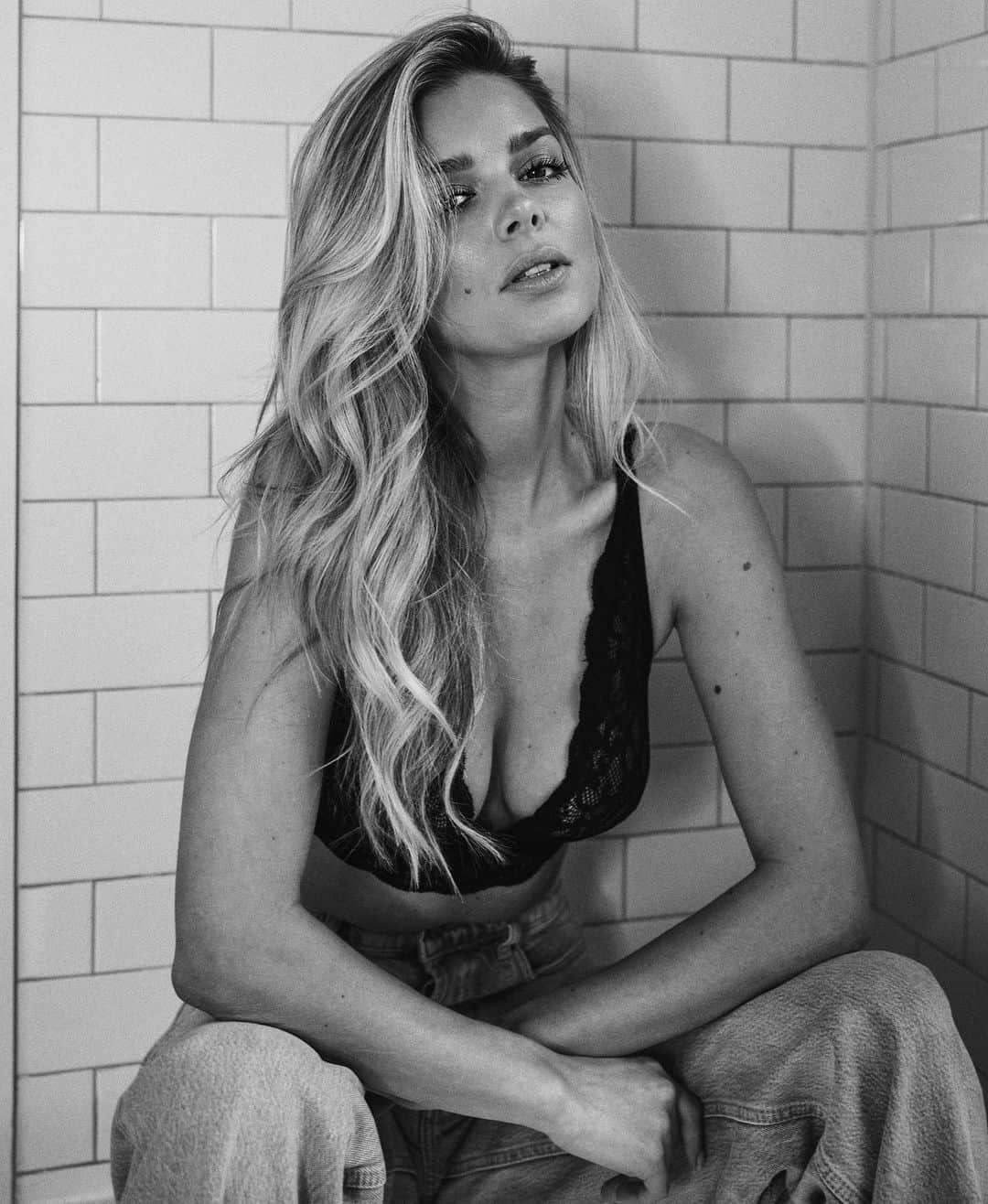 ダニエル・クヌッドソンのインスタグラム：「Shooting at home  📸🖤👊🏼 Photo: @alextmarshall」