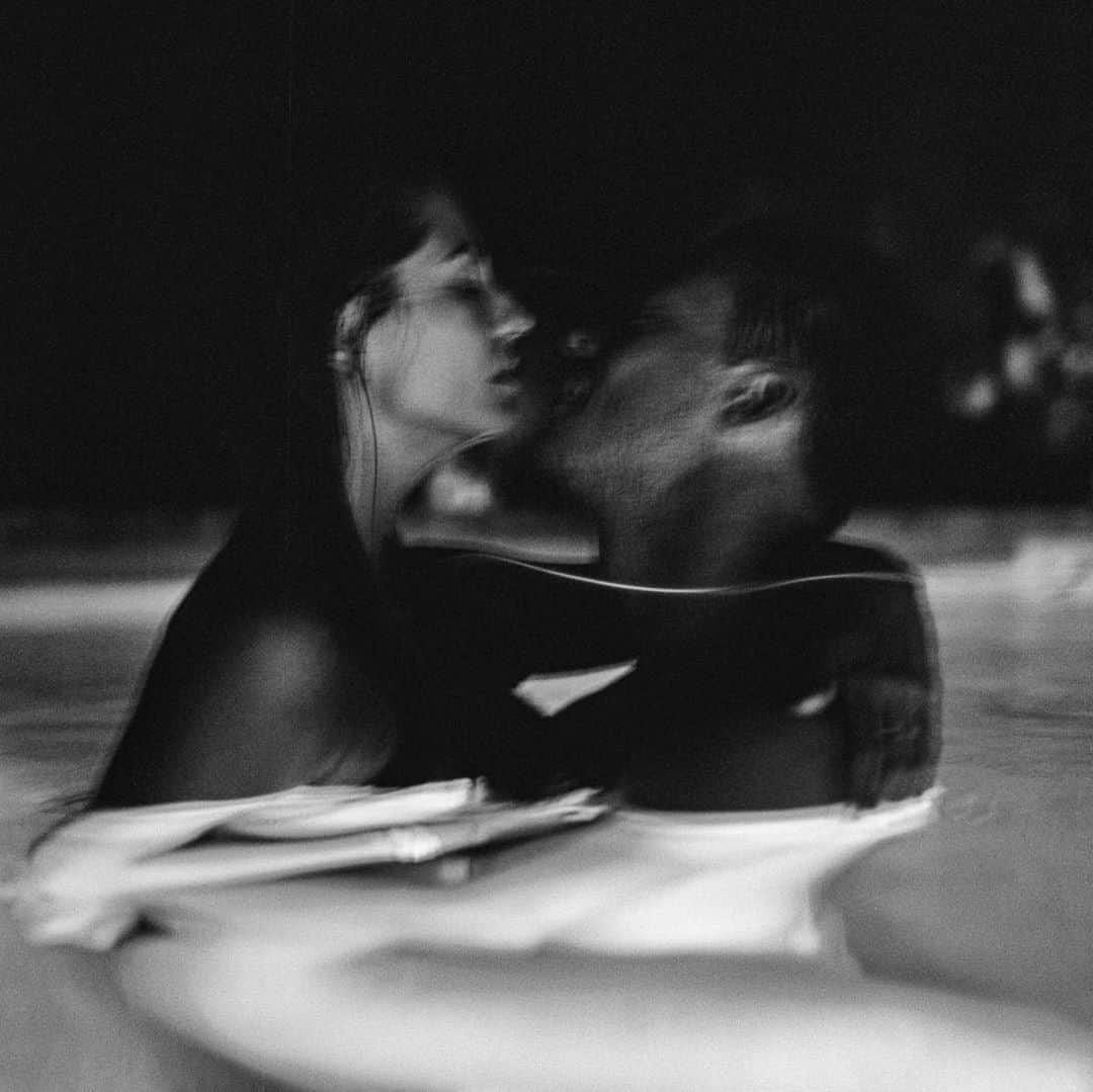 アンドレ・ロッテラーのインスタグラム：「The only classy Porsche photo book there is! A FLAT6 LOVE AFFAIR - VOL 6 from @bartkuykens  Ready to pre-order ⚡️⚡️⚡️⚡️ Link in bio.  The only girl there is @ania_niaa 😍」
