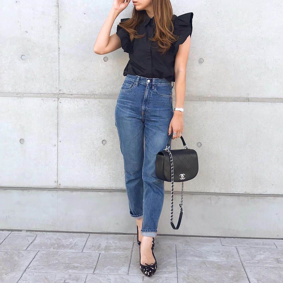 のインスタグラム：「* 🖤👖🖤👖 今日のコーデでした。 * 日中暑かったので、一枚でコーデがキマる @chesty_official のフリルブラウスを❤︎ * 足元はレオパードのパンプスで秋気分🐆🍂 * * blouse… @chesty_official denim… @kurodenim bag… @chanelofficial pumps… @repettoparis * * * #outfitoftoday #chesty #kurodenim #japandenim #parigot #chanelbag #mineby3mootd #4yuuu #repetto #repettoparis #きょコ #チェスティ #チェスティコーデ #ジャパンデニム #パリゴ #シャネルバッグ #シャネル好き #デニムコーデ #ブラウスコーデ #きれいめコーデ #きれいめカジュアル #レペット #アラフォーママコーデ #アラフォーファッション #甘辛コーデ #30代コーデ #大人女子コーデ #大人シンプルコーデ #バレエシューズ」