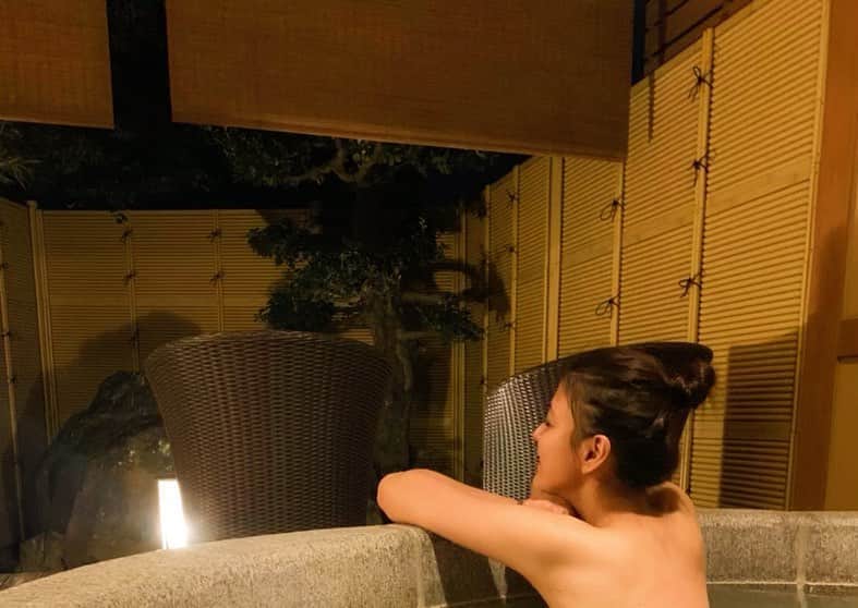 源崎トモエのインスタグラム：「歳を重ねてから 温泉がすごい好きになった♨️ . #石和温泉 #温泉 #癒し #露天風呂 #温泉旅行 #温泉好き  #いい湯だな #山梨旅行 #山梨 #笛吹市 #旅行 #旅行好き」