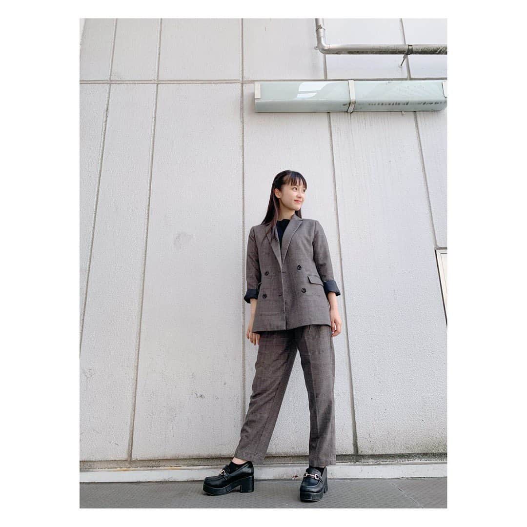 のインスタグラム：「・﻿ ﻿ ﻿ ﻿ ﻿ セットアップ ‪‪❤︎‬﻿ ﻿ ﻿ ﻿ ﻿ #秋服﻿ #セットアップコーデ﻿ #ジャケットスタイル﻿ #全身コーデ﻿」