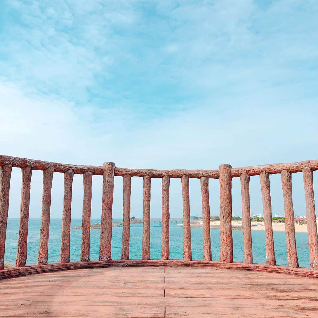 サザンビーチホテル＆リゾート沖縄さんのインスタグラム写真 - (サザンビーチホテル＆リゾート沖縄Instagram)「. 美々ビーチサイドの展望台を上ったり下りたりして、今日の海を撮影してみました。 色んな角度からたのしんでくださいね✨ ホテルからビーチ向かって左側、こちらも散策におススメです😃 . I took this photo from the Bibi Beach Observation Deck. You can walk on the left side of the beach. . #サザンビーチホテル #糸満贅沢リゾート #沖縄 #沖縄旅行 #糸満  #美々ビーチ #沖縄好きな人と繋がりたい #southernbeachhotel #luxury #okinawa #okinawatrip  #itoman #loves_okinawa #okinawalife #서던비치호텔 #서던비치리조트오키나와 #오키나와 #오키나와여행 #海 #ビーチ #sea #ocean #beach #바다 #해변 #撮影 #nature #Photooftheday #picoftheday #展望台」9月28日 16時43分 - southernbeachokinawa