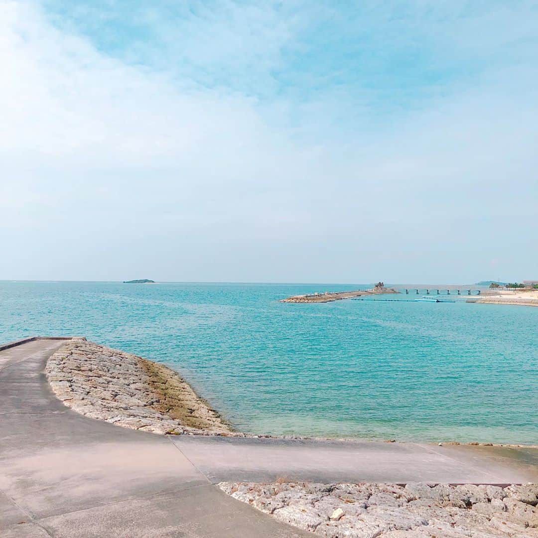 サザンビーチホテル＆リゾート沖縄さんのインスタグラム写真 - (サザンビーチホテル＆リゾート沖縄Instagram)「. 美々ビーチサイドの展望台を上ったり下りたりして、今日の海を撮影してみました。 色んな角度からたのしんでくださいね✨ ホテルからビーチ向かって左側、こちらも散策におススメです😃 . I took this photo from the Bibi Beach Observation Deck. You can walk on the left side of the beach. . #サザンビーチホテル #糸満贅沢リゾート #沖縄 #沖縄旅行 #糸満  #美々ビーチ #沖縄好きな人と繋がりたい #southernbeachhotel #luxury #okinawa #okinawatrip  #itoman #loves_okinawa #okinawalife #서던비치호텔 #서던비치리조트오키나와 #오키나와 #오키나와여행 #海 #ビーチ #sea #ocean #beach #바다 #해변 #撮影 #nature #Photooftheday #picoftheday #展望台」9月28日 16時43分 - southernbeachokinawa