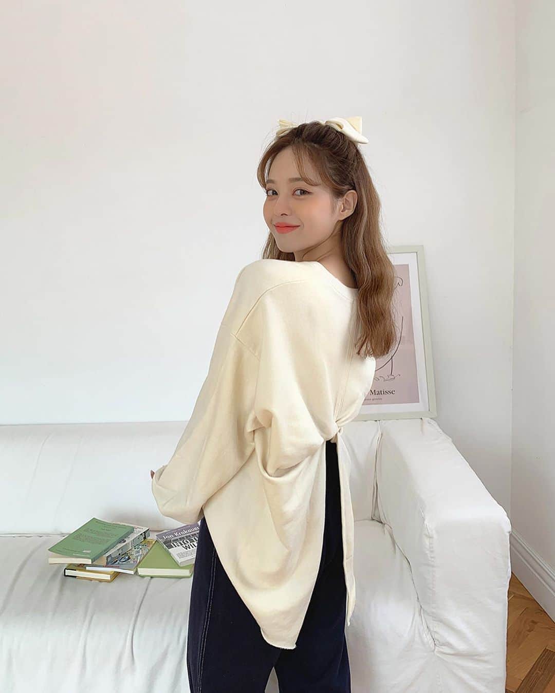 Chuuのインスタグラム：「추석 연휴 기간 집콕 하려면 편안함과 예쁨 둘다 챙긴 맨투맨은 필수!!!  뒤트임과 꼬임 디자인이 반전 매력😊  #chuu#맨투맨#맨투맨맛집」