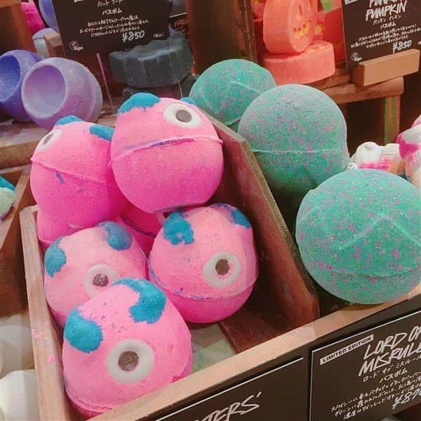 のインスタグラム：「【西館B1Ｆ/ LUSH】﻿ 💥Halloween限定🎃💥﻿ ﻿ Halloweenシーズンにしか会えない仲間たちが今年もあなたに会いにきた‼️﻿ ﻿ モンスターやゴーストなどの可愛いキャラクターになったソープやバスボムなど、見ているだけでも楽しいものばかり。﻿ クリスマス限定のアイテムも入荷しておりますので、是非一度ご覧ください😊﻿ ﻿ #ラッシュ#LUSH#ソープ#バスボム#ハロウィン#halloween#クリスマス#xmas#ギフト#名古屋#栄#矢場町#名古屋パルコ#PARCO#nagoyaparco」
