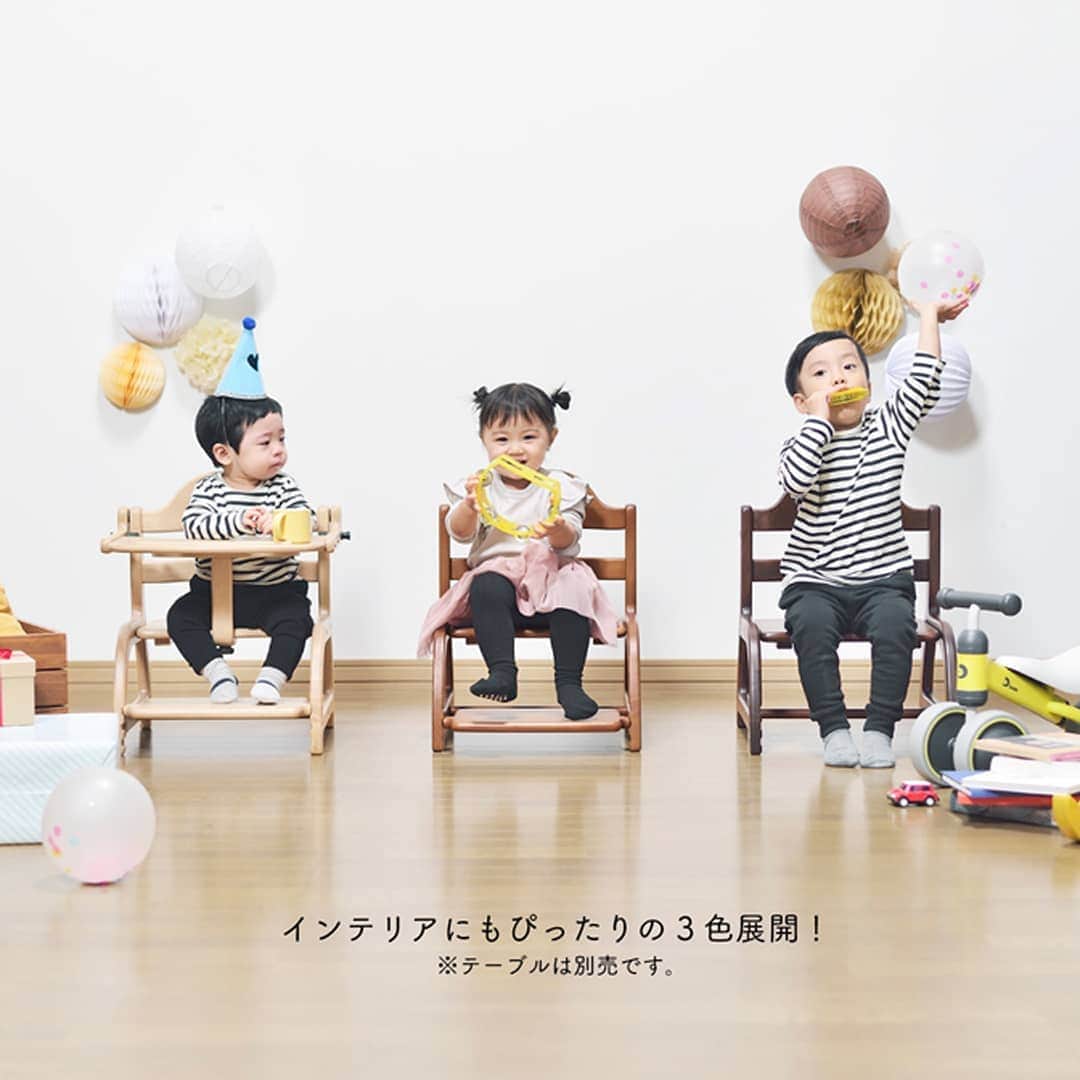 yamatoya(ベビー・キッズ家具の大和屋) さんのインスタグラム写真 - (yamatoya(ベビー・キッズ家具の大和屋) Instagram)「【ひよこクラブ10月号でご紹介いただきました！】すくすくローチェア . 今年20周年を迎えた「すくすくチェア」シリーズの「すくすくローチェア」が ひよこクラブ10月号で紹介されました♪ . 掲載されているのは話題のグッズ＆サービスを、ひよこクラブの編集者の方が調査するコーナー。 . 成長に合わせて座板の奥行や、足置き板の高さが調節できる機能や、 赤ちゃんが自然に姿勢よく座れる設計がポイントを押さえて説明されています。 . 赤ちゃん用のローチェアで、足がしっかりと付いた状態で座らせられるものは、実はなかなか見つかりません。 足置き板がなかったり、付いていても小さい赤ちゃんには高さが合っていなかったり… 「床暮らしでのお食事でも、子どもにきちんとした姿勢でお食事をさせてあげたい！」 というご希望にお応えした商品です。 . きちんとした姿勢で座らせると、お子さまが落ち着いてお食事できたり 咀嚼（噛むこと）をきちんとできたり…メリットがいっぱいです♪ ぜひ、ご検討ください！ . ちなみに、ご紹介いただいたひよこクラブには、シリーズのすくすくチェアプラスも 「育児が楽になった推しグッズ」として紹介されています♪ こちらもぜひご覧ください！ . . #すくすくローチェア #sukusuku #ベビーチェア #ローチェア #ひよこクラブ #離乳食 #BLW #育児 #子ども #赤ちゃん #離乳食準備 #yamatoya #大和屋」9月28日 16時52分 - yamatoya_official