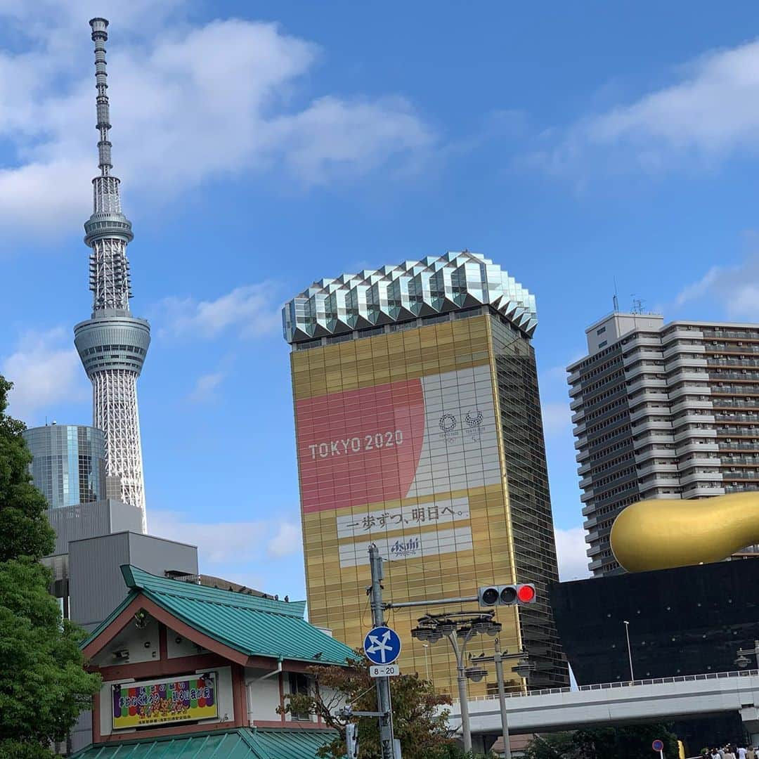 荒木巴さんのインスタグラム写真 - (荒木巴Instagram)「昨日は浅草東洋館様にてボーイズバラエティ協会さんの定席でマジックでした。 ご覧いただいた皆様、ありがとうございました😊 #浅草  #スカイツリー  #アサヒビール本社」9月28日 17時03分 - tomoearaki