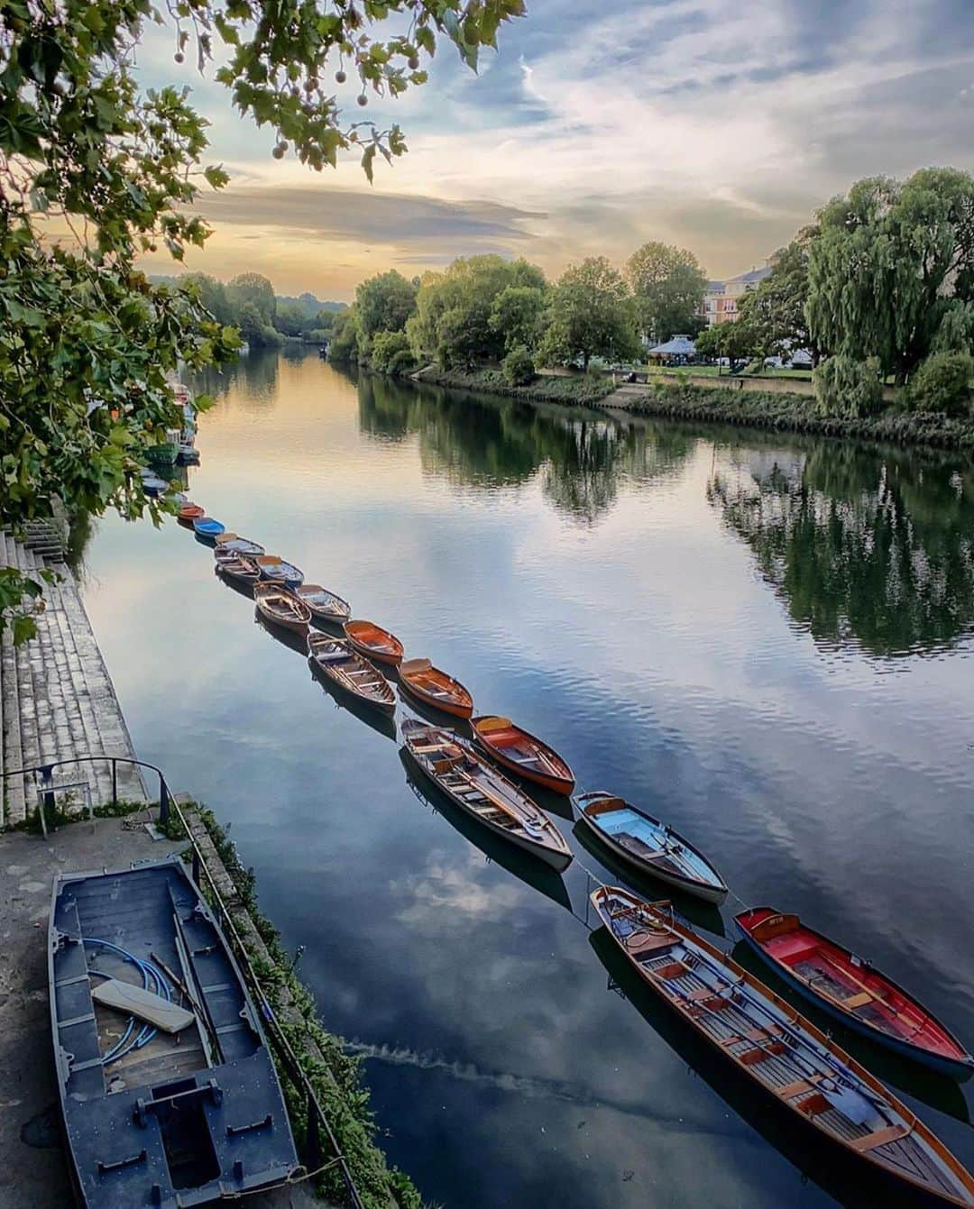 @LONDON | TAG #THISISLONDONさんのインスタグラム写真 - (@LONDON | TAG #THISISLONDONInstagram)「Exceptionally beautiful start to the week in #Richmond! Thanks @veevs for this glorious shot! 🤩🤩 Have a great week everyone! 🙏🏼❤️💪🏼  ___________________________________________  #thisislondon #lovelondon #london #londra #londonlife #londres #uk #visitlondon #british #🇬🇧 #richmondriverside #thames #westisbest」9月28日 17時03分 - london