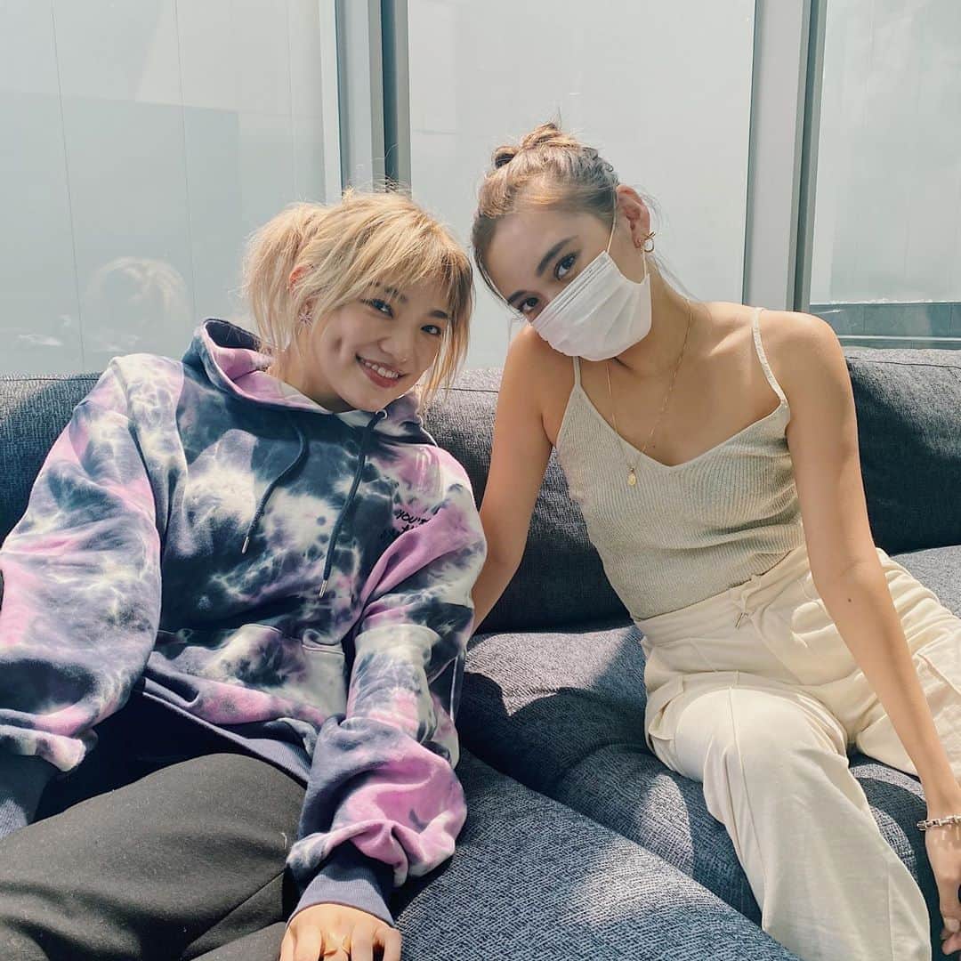 佐々木彩乃のインスタグラム：「今年の10月でEVRISが7年目となります。 周年を記念し @annastagram.official ちゃんと再度コラボさせて頂きました！！ ３度目のコラボで毎度即完売で大人気ですが今年のもどれも可愛いくて早々に売り切れそうな予感😱❤️ あんなちゃんが着てるタイダイフーディ可愛いすぎ❤️」