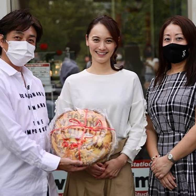 富永沙織さんのインスタグラム写真 - (富永沙織Instagram)「サプライズの数々🥰⭐️ ・ 素敵なタオルを作っていただきました🥰✨とても嬉しかったです😍✨こんなふうにしていただき幸せです☺️🍀ありがとうございます😊⭐️ ・ そして、ファンの方のご配慮で、Happy Weddingのお祝いのお手伝いもさせていただきました😊✨この温かいみなさんとこんなふうにやりとりできることに、感謝の限りです☺️🍀 ・ みんなが幸せに、明るく楽しく元気になれるものや空間を、これからも作っていこうと、エネルギーが湧いてきました🥰✨ ・ #エネルギー源 #幸せ #明るく楽しく元気よく #オリジナルタオル #ありがとうございます #happywedding #サプライズプレゼント #originaltowels #suprisepresent #プレゼント #🎁❤️ #レインボータウンfm #木場スタジオ #深川ギャザリア」9月28日 16時58分 - saori_tominaga