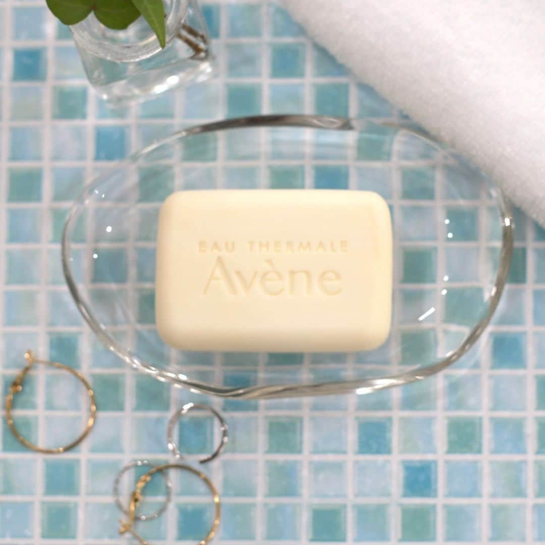 Eau Thermale Avène Japan アベンヌさんのインスタグラム写真 - (Eau Thermale Avène Japan アベンヌInstagram)「ご家族で全身にお使いいただける「アベンヌ リッチ ウオッシュバー」は、洗いながら肌にうるおいバリアを作り、肌の水分を逃しません✨ #アベンヌ #リッチウオッシュバー #スキンケア #アベンヌ温泉水 #固形洗顔料 #カサつきや肌あれなどをおこしやすい方に #脂っぽいのにカサつく肌に #ボディやお子さんのデリケートな肌に」9月28日 17時00分 - eauthermaleavenejapan