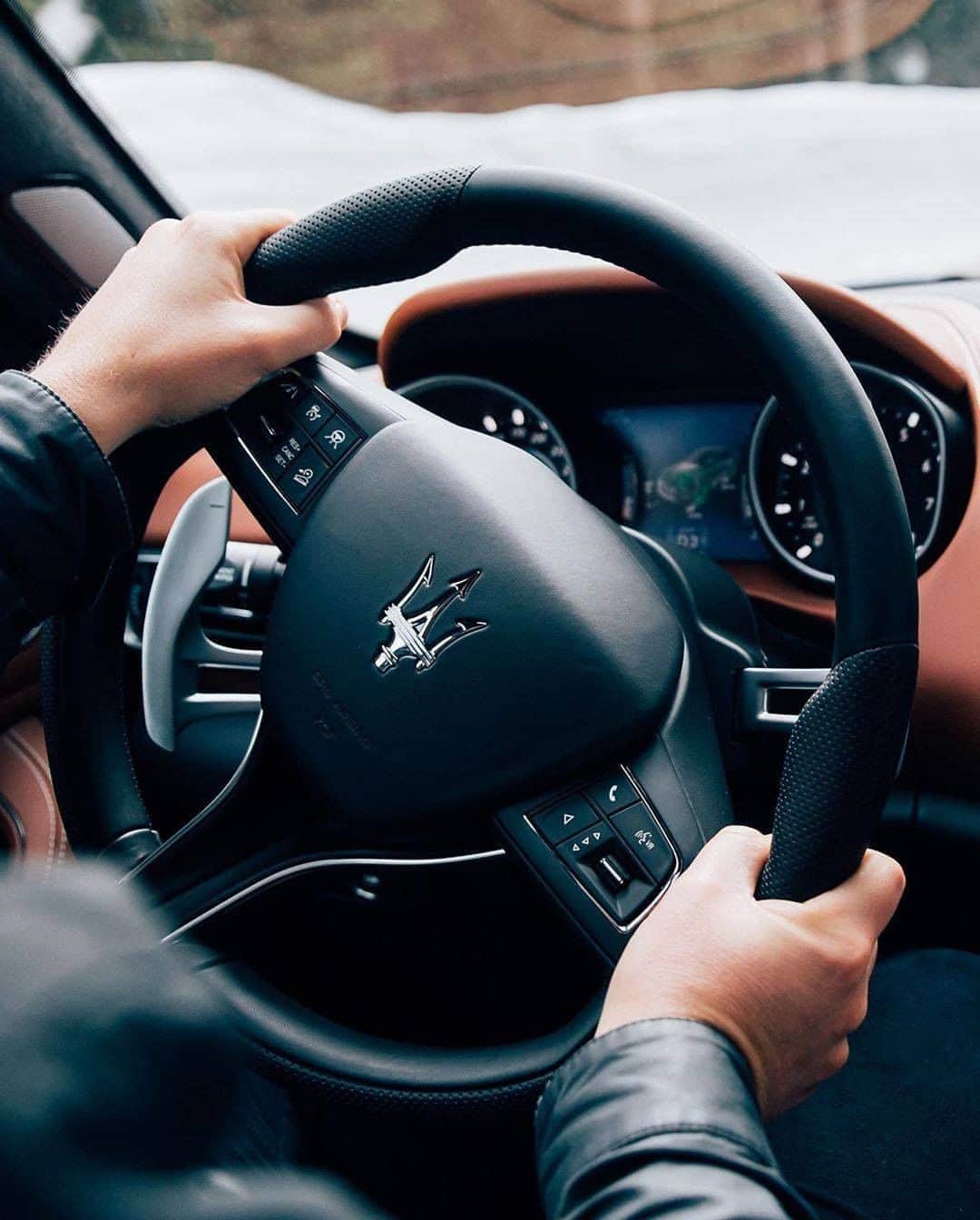Maserati Japan | マセラティ ジャパンのインスタグラム：「レヴァンテ トロフェオのステアリングを握ったその瞬間、あらゆるシチュエーションにおいて、最高のドライブが約束されます。  #Maserati #マセラティ  #MaseratiJapan #マセラティジャパン #LevanteTrofeo #レヴァンテトロフェオ」