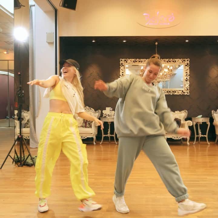 Nika Kljunのインスタグラム：「MOOD when you realize your little cousin is taller than you (and just roasted your choreo) 🤷🏼‍♀️😅😎🤪. . #wheredidthetimego #whendidthishappen . Also, how about teaching this one for free on IG live this weekend?!? 😛 let me know... . #moodforever #welovebeat #welovetodance #dancelifestyle #drake #djkhaled #popstar #nikakljun #onlinedanceclass #hiphopdance #wevibe #nkmerch #nikakljunmerchandise #bolerodance #nikakljunchoreography」