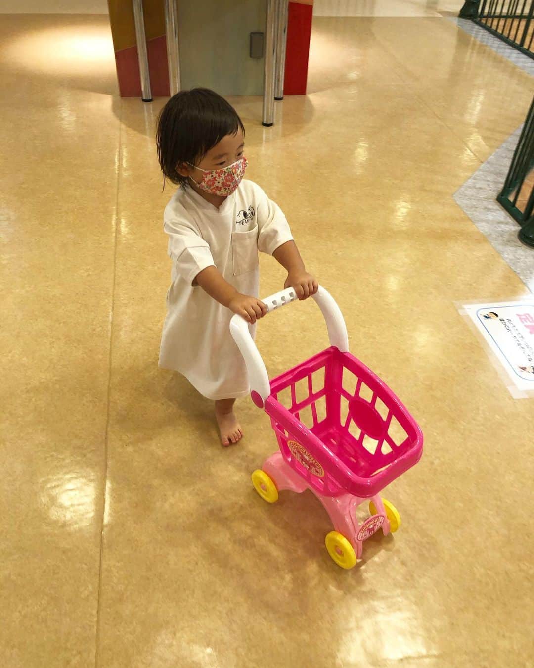 那須久美子さんのインスタグラム写真 - (那須久美子Instagram)「東京ドームシティにある都内最大級の室内遊び場アソボーノ✨  先日、天気の悪い日が続いてなかなか保育園でもお外に遊びに行けないので、アソボーノへ行ってきました✨  今は感染防止対策のため使える遊び場が少なくなっているけど、15組くらいしかいなくてとっても広々と遊べました✨  2歳以上はマスク着用必須で、マスクを普段嫌がってすぐポイってしてしまう娘が付けてくれるか不安でしたが、遊びのためならやるタイプ🤣‼️  「かわいいマスクしてるねー！」とお店のお姉さんに言われると「ばーばのてづくりだよ！」とドヤ‼️  終始マスクつけてくれました😷✨  1時間くらいで帰るつもりが3時間半も目一杯遊びました✨  4枚目の豪快なあんよん🦵のお滑りはなかなかのものでした🤣💕  #後楽園　#水道橋　#東京ドームシティ　#アソボーノ　#室内遊び場　#室内遊技場　#おもちゃいっぱい #感染防止対策のため1度でも触ったおもちゃは店員さんが延々と消毒し続けてました #マスク着用必須 #今週は火曜日金曜日がお休みになります #よろしくお願いします」9月28日 17時01分 - nasu_kumiko
