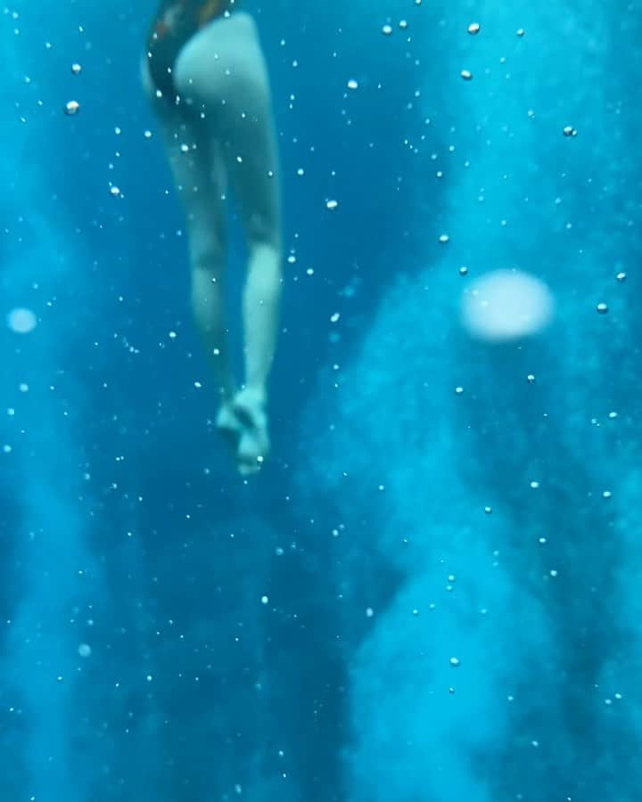 リリー・コールのインスタグラム：「#tbt the vast world below ⭐️」