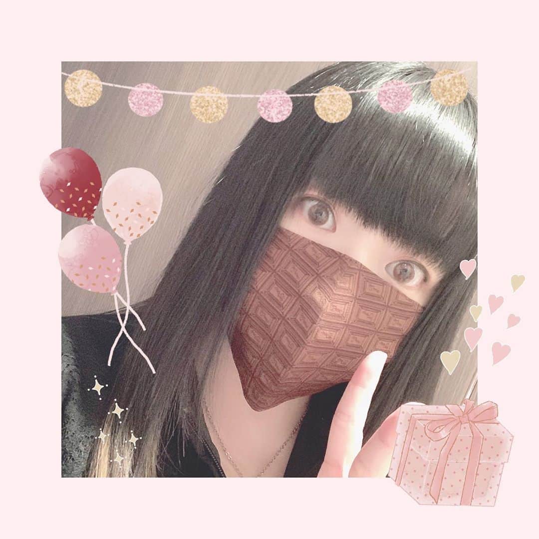 新谷良子のインスタグラム：「. 祝・東京ディズニーランド新エリアオープン🎉. お仕事でインはできないけれど気合のピンクカラコンを付けた今日💖. 室内で撮ってもなかなか伝わらないかな？3つ前のポストと比べると分かりやすいかも！. . #ピンクのカラコン #わかるかな #お祝いの気持ちを込めて」