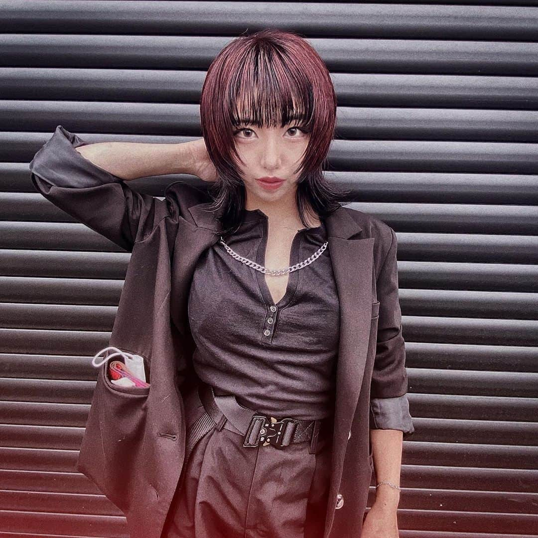 YU-KAさんのインスタグラム写真 - (YU-KAInstagram)「💇‍♀️by @s_p_i_c_a  悩みに悩んで結局赤髪ですが インナーブラック入れて 少しイメチェン 毛量多いのが悩みなので まりえさんが インナーブラック入れると すっきり効果あるよって 言ってくれてやったら大正解でした @___marie.h___  いつもありがとうございます🥀  #ポケットのマスク #でしゃばんな」9月28日 17時13分 - yuka19981114