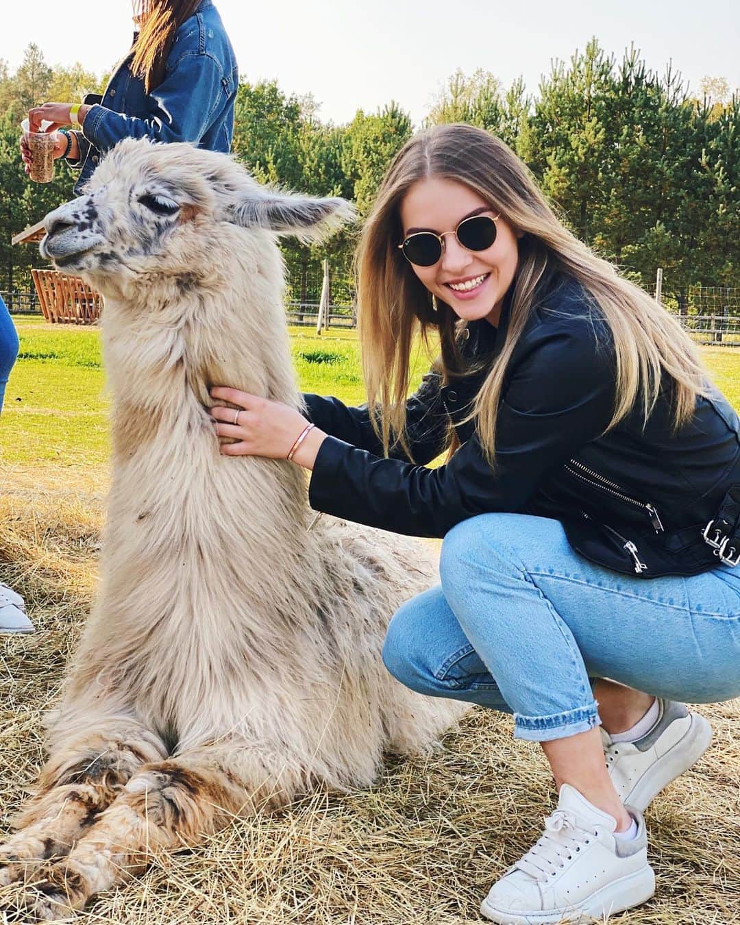 アンゲリーナ・クチヴァルスカのインスタグラム：「С подружкой 🦙🤍」