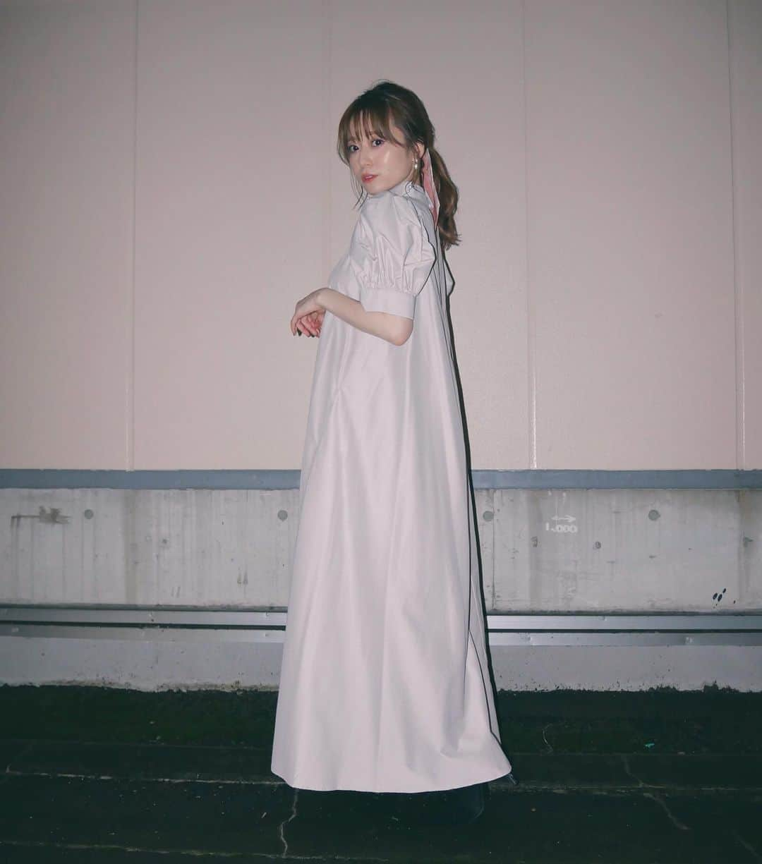 黒坂優香子さんのインスタグラム写真 - (黒坂優香子Instagram)「🤍  地面が黒くて 履いていた黒いブーツが 消えています…🖤  質問をもらっていた ワンピースは　@celford_official」9月28日 17時30分 - yukakokurosaka0606