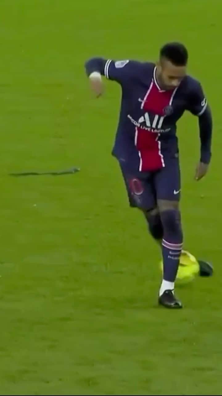 F2Freestylersのインスタグラム：「@neymarjr 😱🤩🤯 Help the commentator out....name this trick below! 👇」