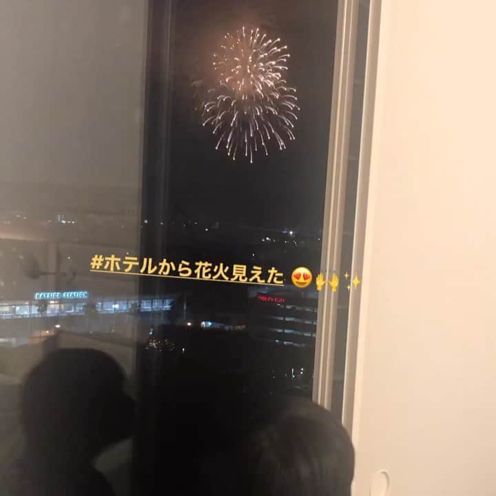 のインスタグラム：「先日ディズニーパークチケット、入園保証付き宿泊セットで行ってきたよ❣️ ・ ・ ホテルの窓から ディズニーランドの花火が見れました😍✨ ・ ・ ディズニーシーの写真を ストーリーにいっぱい上げました❣️ ・ ・ @tokyodisneyresort_official #花火  #youtube  #ムネまりチャンネル  #グッドボタン👍 #チャンネル登録お願いします 🛎✨ #プロフィールから飛べまーす ❤️ #山田まりや #ムネくん #親子 @central_official_  #小学2年生 #7歳 #男の子 #ママ #hairstyle #color #pink #instagood #instalike #instafashion #instadaily #love #loveislove」