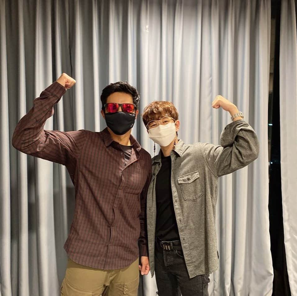 DINDINのインスタグラム：「사진 어플 안 쓴다는 이근형 핸드폰에서 snow 어플을 발견했다.....오늘 밤 11시 딘딘의 뮤직하이! 게스트 이근 대위! 많은 이야기를 나눌 예정입니다 💕많이 청취해 주세요!!! @dindin_musichigh @rokseal #딘딘 #뮤직하이 #이근 #이근대위 #두니아 #우정」
